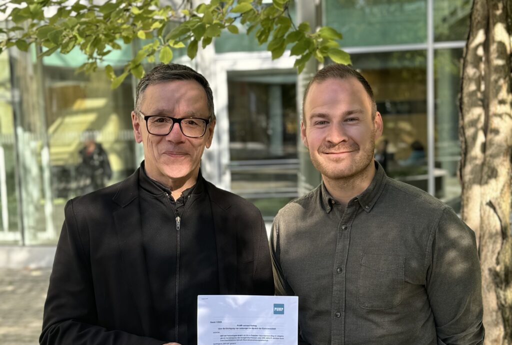 Helmuth Ritzer, Geschäftsführer von 800 Volt Technologies (links) und Lade.ZEIT-Geschäftsführer Marvin Beccard (rechts) vereinbaren neue Zusammenarbeit. Foto: Bastian Gördes