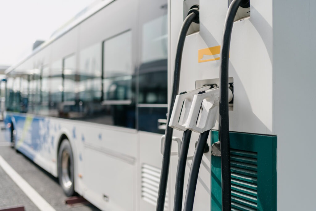 Elektrobus mit Ladestation im ÖPNV